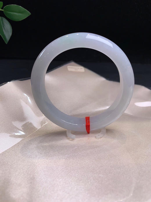 620202，55飘绿正圈手镯，整体干净的底子，飘清新淡雅的绿，整体带些淡紫，均匀细腻 商品图5