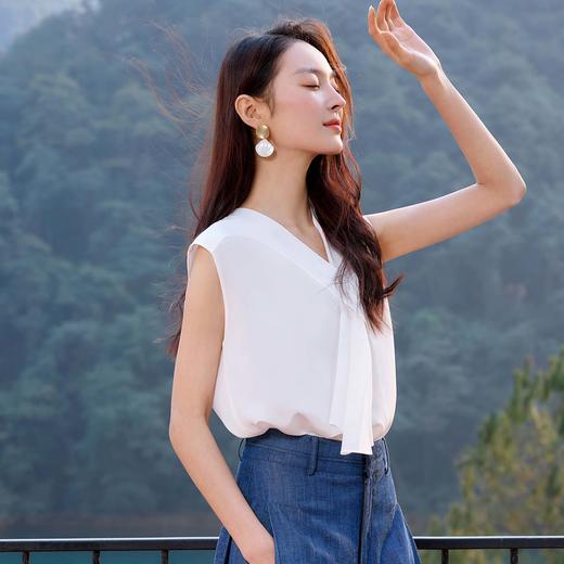 玳莎飘带V领真丝无袖小衫女2025年夏季新款白色通勤桑蚕丝T恤上衣   FB31006 商品图1