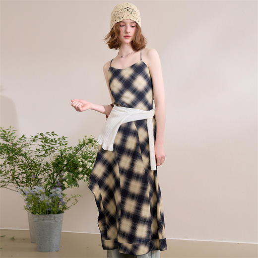 西遇格子吊带连衣裙女新款v领复古a字法式收腰长裙D0050486 商品图1