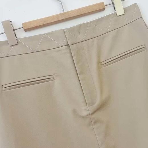 VIVIAN LIU V2514002 初春新款系扣腰头明线褶裥口袋开衩直筒半裙 商品图3