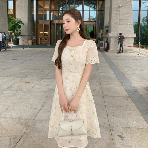 奢姿大码女装2026夏季减龄碎花方领连衣裙胖妹妹纽扣装饰时尚裙子9952869778 商品图1