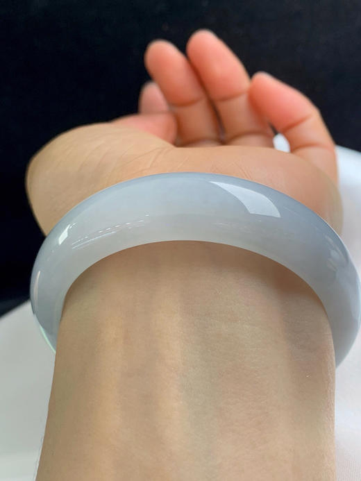 620211，56.5圈口，糯冰晴底正圈平安镯，宽版条形，淡底色，底子细润干净 商品图5