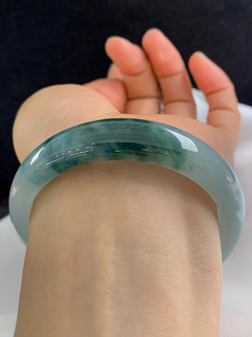 620215，58.7圈口，糯化飘花正圈平安镯，晴底飘深蓝花，水头好，冰润微透 商品图4