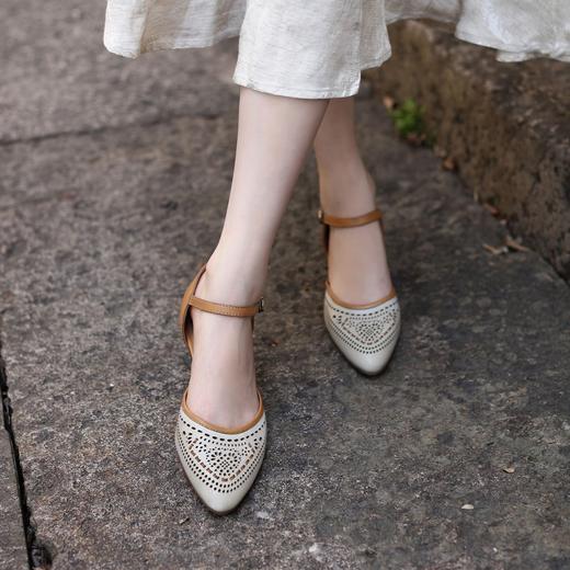 【2025新款浅口单鞋】民族风镂空包头一字带真皮复古中跟凉鞋-BB 商品图0