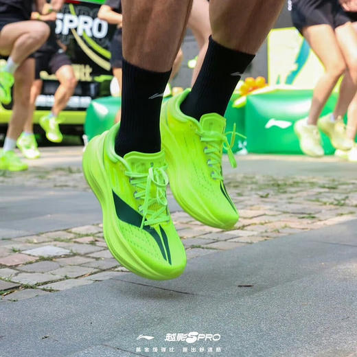 李宁 越影5 PRO 男女款 轻量反光高回弹缓震跑步运动鞋 商品图5