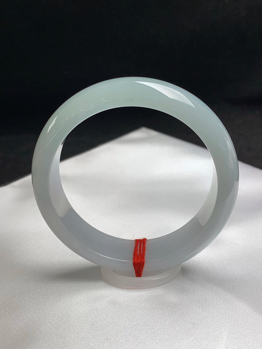 620211，56.5圈口，糯冰晴底正圈平安镯，宽版条形，淡底色，底子细润干净 商品图0