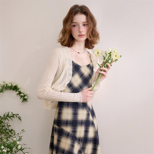 西遇格子吊带连衣裙女新款v领复古a字法式收腰长裙D0050486 商品图4