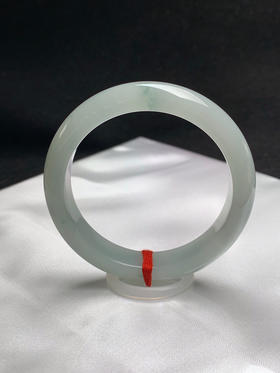 620204，53.2圈口，糯化飘花正圈平安镯，淡晴底色飘蓝花，整体清爽，底子胶润