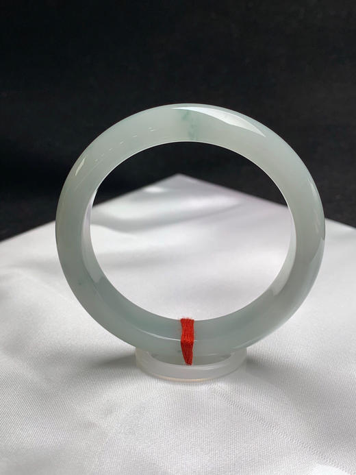 620204，53.2圈口，糯化飘花正圈平安镯，淡晴底色飘蓝花，整体清爽，底子胶润 商品图0