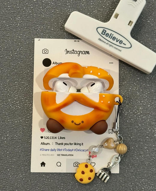 【LABUBU公文包苹果耳机盒】各种款式耳机壳Labubu/hellokitty/甜甜圈/碱水面包 /网球拍(/乒乓球/棒球\等款式耳机套 告别单调耳机壳，让你与众不同!!软硅胶材质，佩戴舒适 商品图2