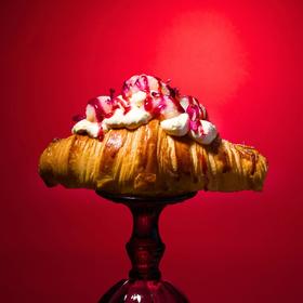 法式玫瑰荔枝奶油可颂（需冷藏）