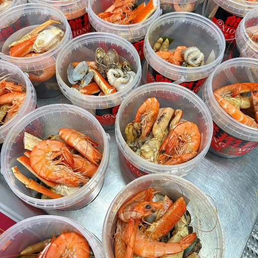 79.9元抢1.6斤*2桶豪华海鲜捞汁海鲜桶9种爆款海鲜齐聚秘制灵魂捞汁鲜香渗透每一块海鲜开盖即食还原大排档现捞口感顺丰基地直邮 商品图1