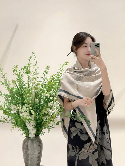 612-1 小禾蚕豆花 丝羊绒 大方巾 大披肩 气韵高雅 炒鸡舒适 商品图7