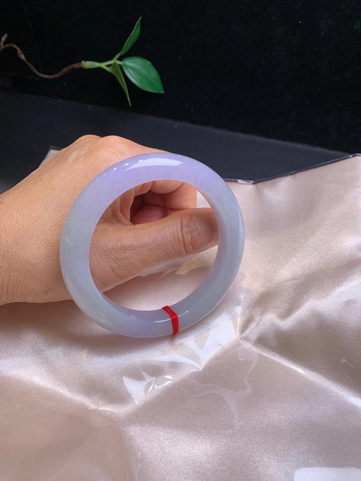 620222，58.5糯冰底春彩手镯、清新秀气有特色， 底妆干净，侧面有一处特色黄翡 商品图5