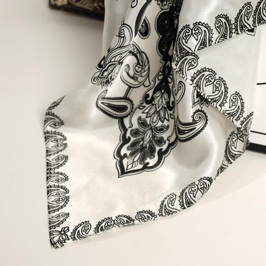 【专柜同款钱皇真丝小方巾】100%桑蚕丝，12姆米真丝！精致印花工艺，质感光泽无敌！柔软细腻，顺滑亲肤，时髦百搭！不仅可作身上配饰也可绑在包上增添贵气感！【NG-X】 商品图10