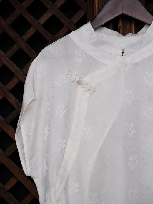 盛唐婧| 新中式小立领落肩蝴蝶盘扣短上衣-白色 商品图8