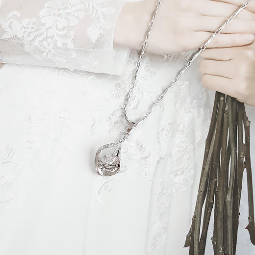 【天然正品】潮宏基AU750白金时尚设计款0.12克拉钻石吊坠项链吊坠：22.6*9.6*5.1MM / 项链：42CM女士现售价：3280！010625NJS04 商品图5