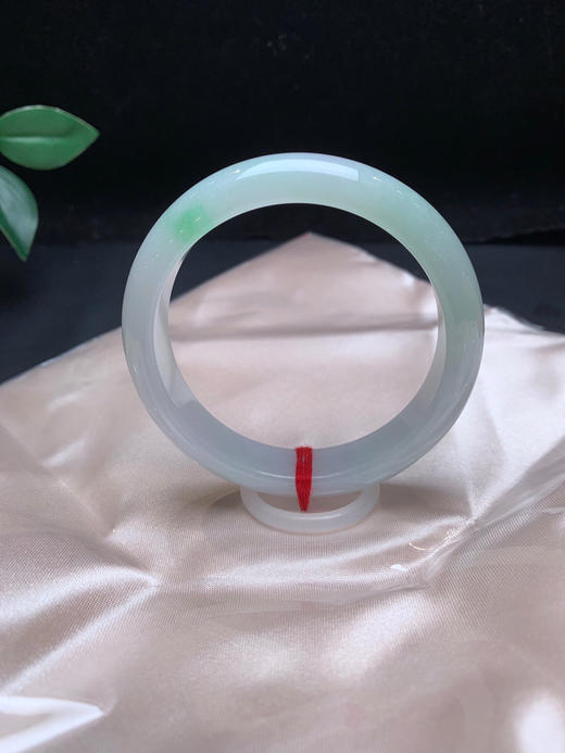 620218，54冰飘绿手镯，底子特别细腻，飘清新绿花 商品图2