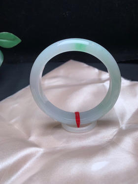 620218，54冰飘绿手镯，底子特别细腻，飘清新绿花