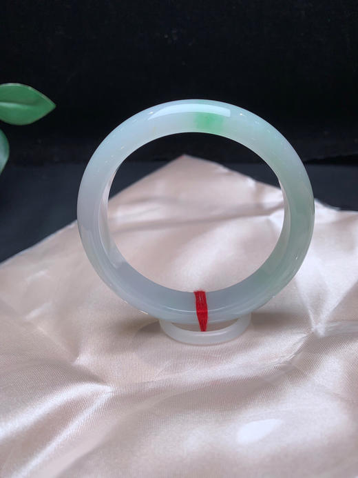 620218，54冰飘绿手镯，底子特别细腻，飘清新绿花 商品图0