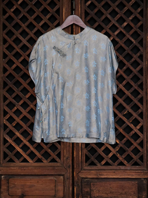 盛唐婧| 新中式小立领落肩蝴蝶盘扣短上衣-蓝色 商品图5