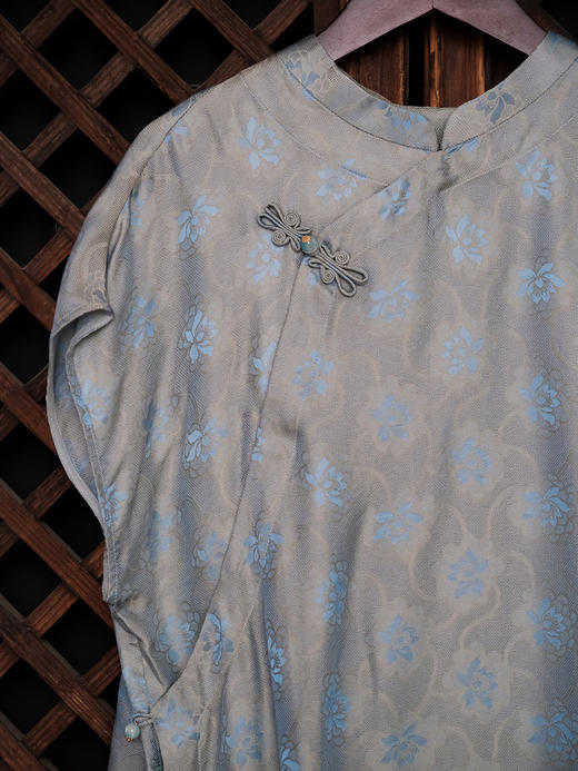 盛唐婧| 新中式小立领落肩蝴蝶盘扣短上衣-蓝色 商品图6