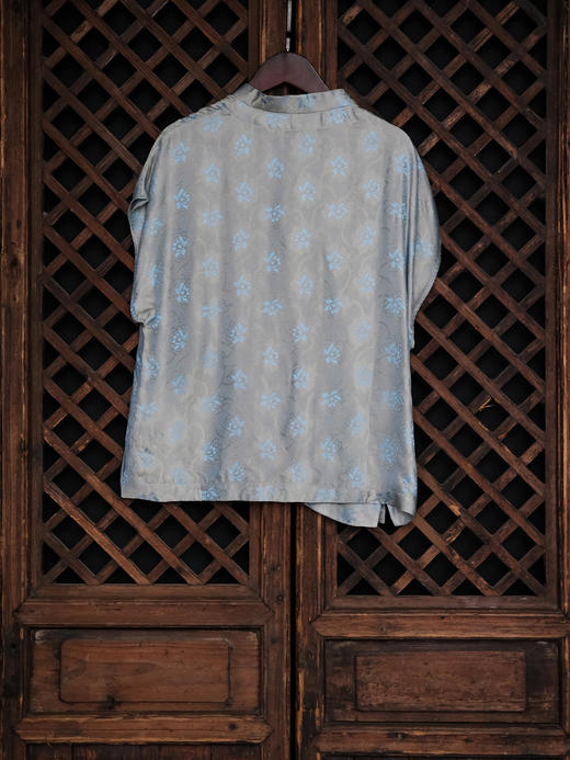 盛唐婧| 新中式小立领落肩蝴蝶盘扣短上衣-蓝色 商品图9