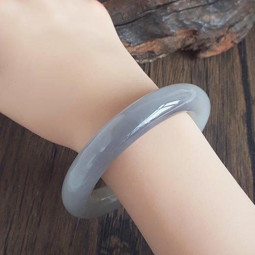 【天然正品】天然细腻无杂裂烟紫和田玉57号圆条手镯57MM女士现售价：3280！030525NJM20 商品图9