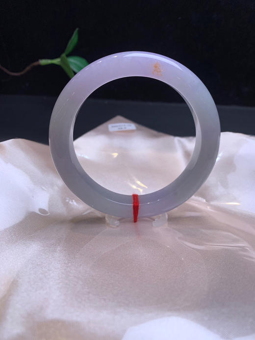 620222，58.5糯冰底春彩手镯、清新秀气有特色， 底妆干净，侧面有一处特色黄翡 商品图2