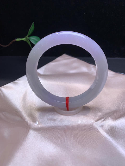 620222，58.5糯冰底春彩手镯、清新秀气有特色， 底妆干净，侧面有一处特色黄翡 商品图1