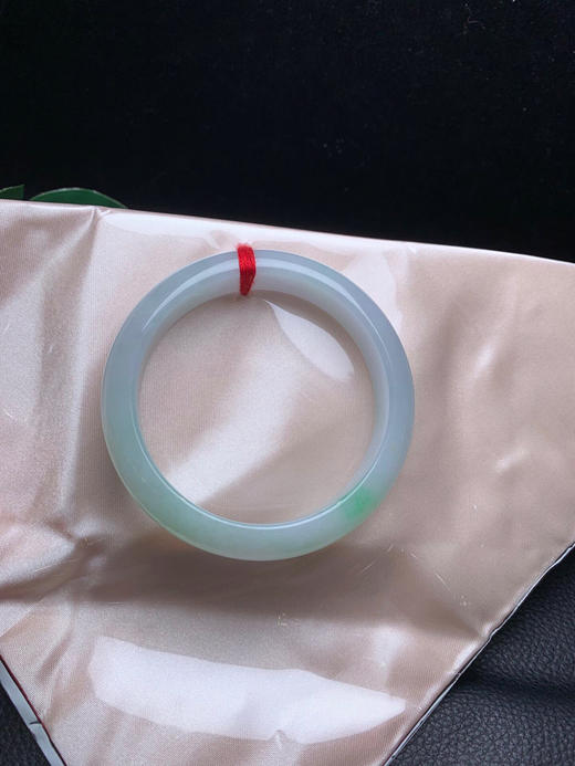 620218，54冰飘绿手镯，底子特别细腻，飘清新绿花 商品图4