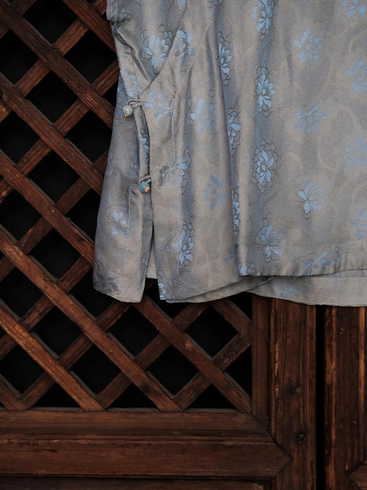 盛唐婧| 新中式小立领落肩蝴蝶盘扣短上衣-蓝色 商品图7