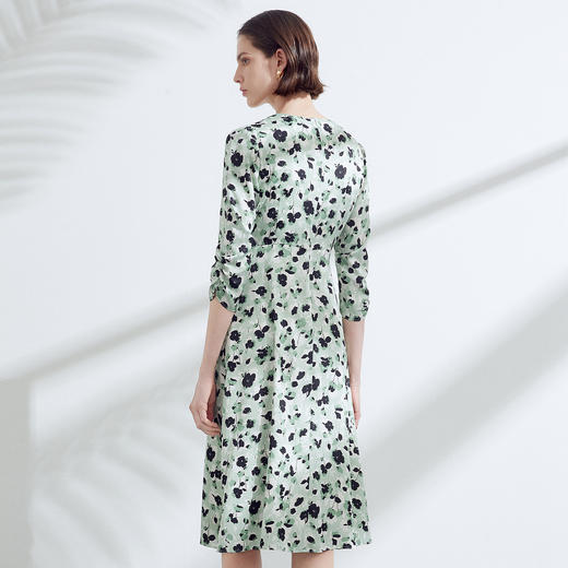 EITIE爱特爱夏季新款优雅法式V领收腰气质中袖印花连衣裙7807529 商品图4