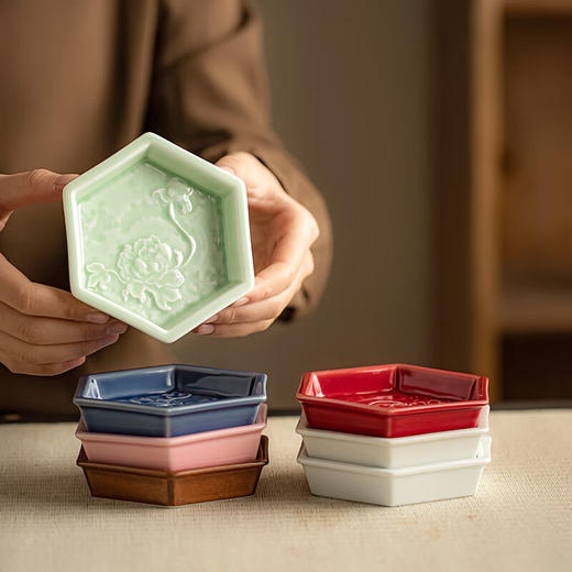 【六角牡丹小碟】中式陶瓷果盘茶点糕点盘家用点心盘喜饼盘喜糖盘订婚台摆盘干果碟 商品图4