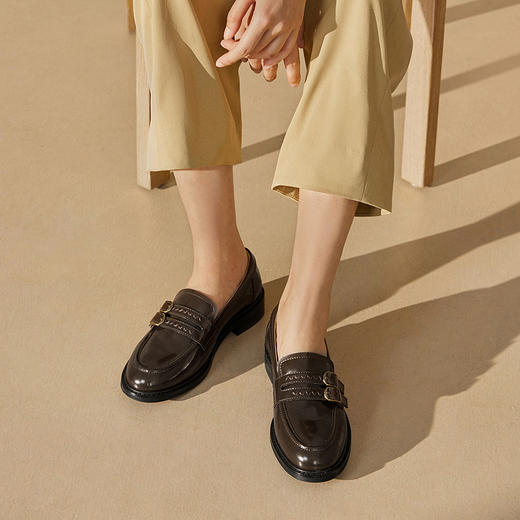 千百度漆皮通勤乐福鞋女款低跟正装上班深口小皮鞋A25487601 商品图3