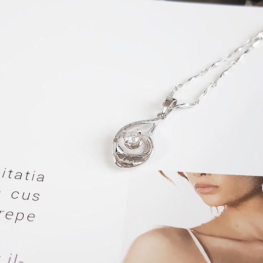 【天然正品】潮宏基AU750白金时尚设计款0.12克拉钻石吊坠项链吊坠：22.6*9.6*5.1MM / 项链：42CM女士现售价：3280！010625NJS04 商品图2