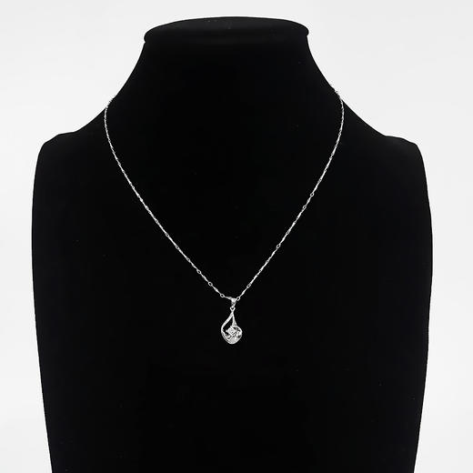 【天然正品】潮宏基AU750白金时尚设计款0.12克拉钻石吊坠项链吊坠：22.6*9.6*5.1MM / 项链：42CM女士现售价：3280！010625NJS04 商品图6