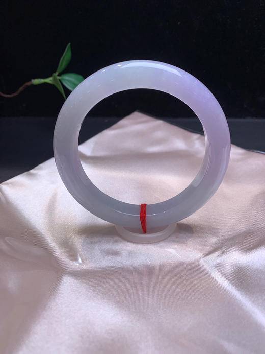 620222，58.5糯冰底春彩手镯、清新秀气有特色， 底妆干净，侧面有一处特色黄翡 商品图0