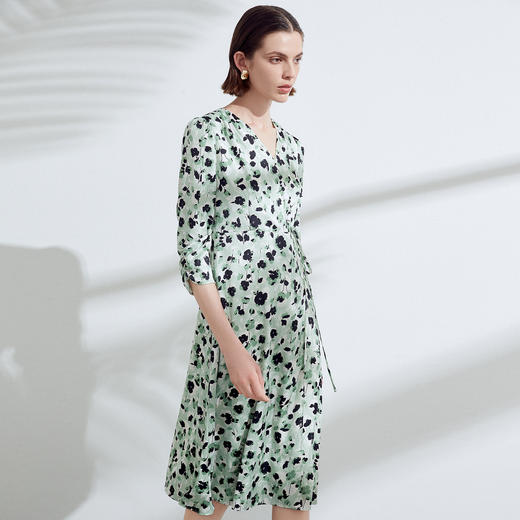 EITIE爱特爱夏季新款优雅法式V领收腰气质中袖印花连衣裙7807529 商品图1