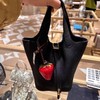 Toryburc*h草莓控的挂饰！想一口吃掉的草莓包挂件，可可爱爱，莓有烦恼 商品缩略图0