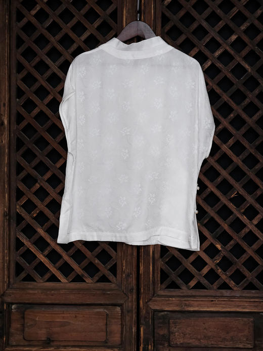 盛唐婧| 新中式小立领落肩蝴蝶盘扣短上衣-白色 商品图11