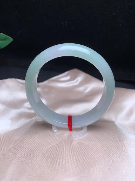 620218，54冰飘绿手镯，底子特别细腻，飘清新绿花 商品图3