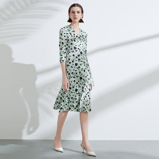 EITIE爱特爱夏季新款优雅法式V领收腰气质中袖印花连衣裙7807529 商品图3