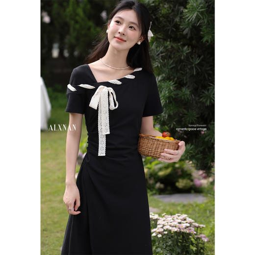 【6折秒杀】鹿向南「法式软糖」气质不规则黑色短袖斜肩连衣裙女夏A字长裙子 商品图0