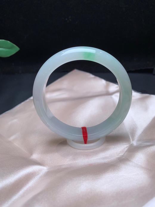 620218，54冰飘绿手镯，底子特别细腻，飘清新绿花 商品图1