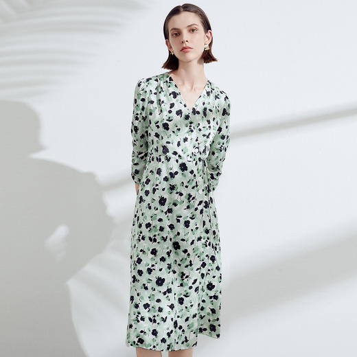 EITIE爱特爱夏季新款优雅法式V领收腰气质中袖印花连衣裙7807529 商品图2