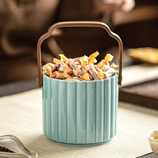 【直把竖纹提篮】陶瓷复古手提果盘家用零食糖果盒精致高端轻奢坚果水果篮点心盘子 商品图5