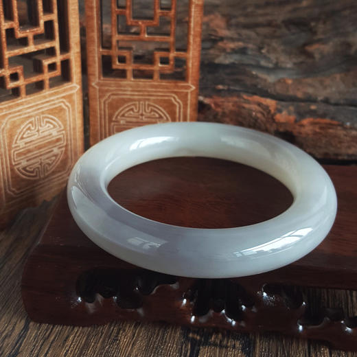 【天然正品】天然细腻无杂裂烟紫和田玉57号圆条手镯57MM女士现售价：3280！030525NJM20 商品图4