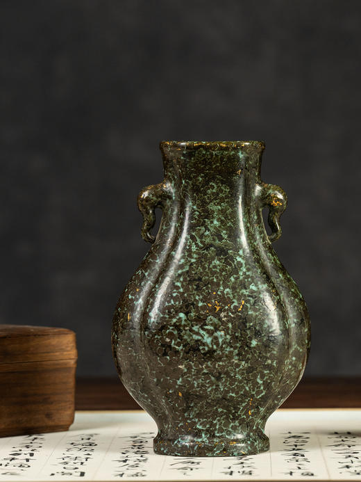 清	犀皮漆釉象鼻耳赏瓶 商品图0