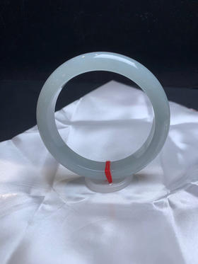 620217，59.5清新淡晴底手镯，整条带浅浅的底色 润润的 清新完美 很秀气